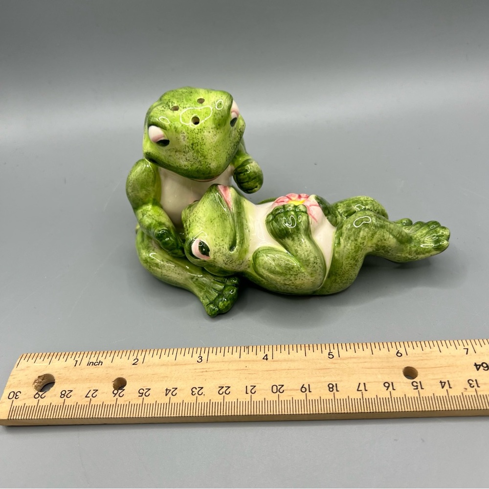 Go Together Ceramic Lounging In Love Frogs Salt And Pepper Shakers China - Picture 2 of 7